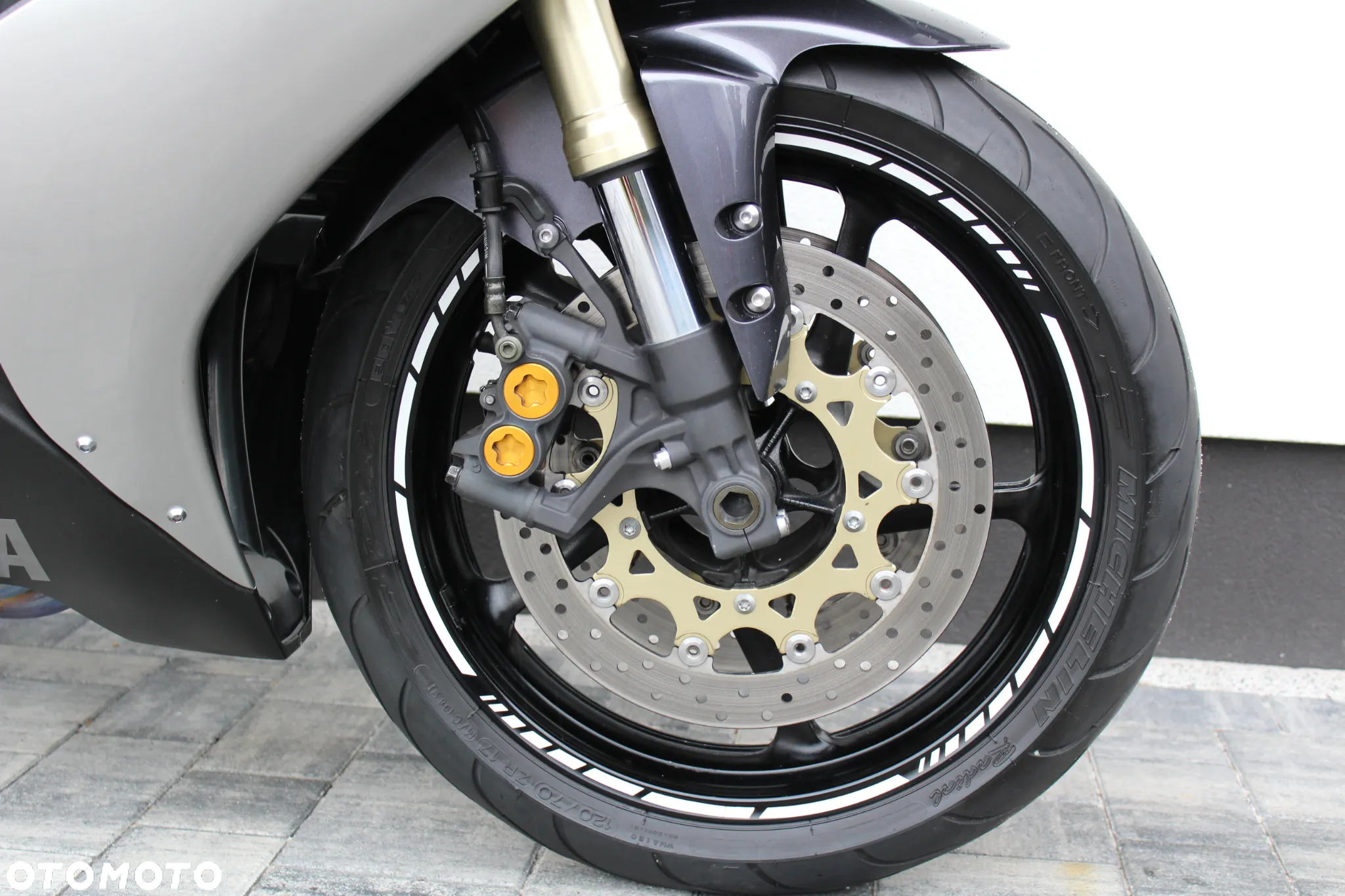 Yamaha R1 - 15