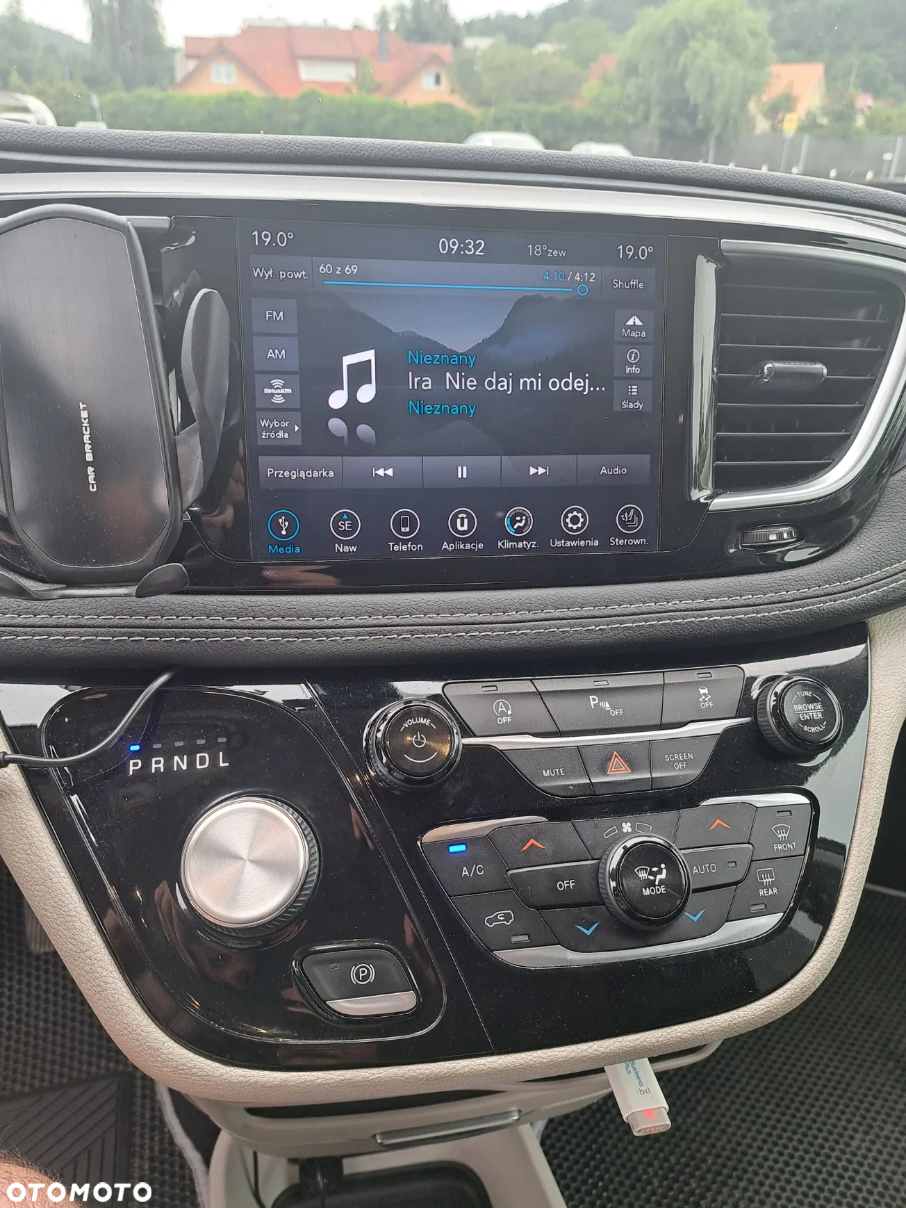 Chrysler Pacifica - 16