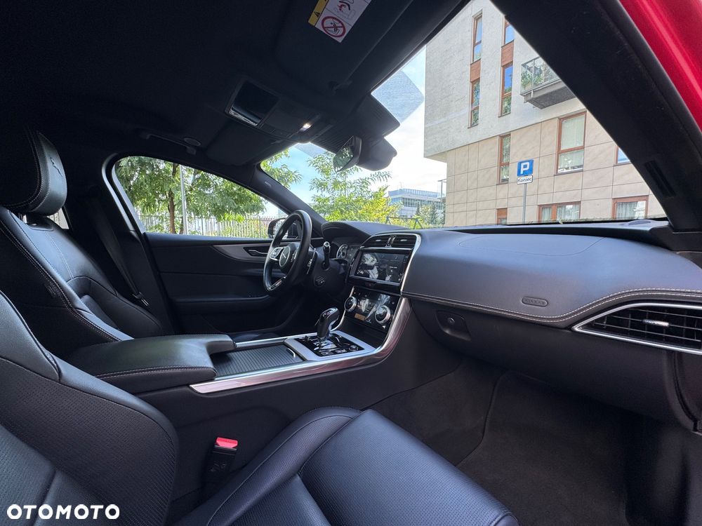 Jaguar XE 2.0 P250 R-Dynamic S - 9
