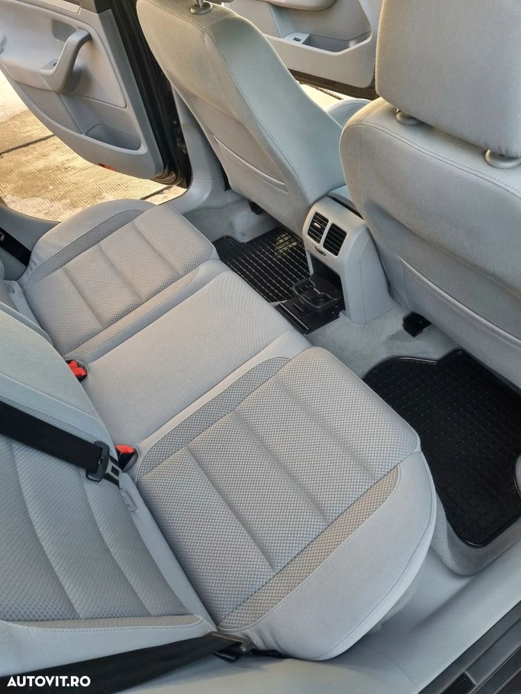 Volkswagen Golf 1.9 TDI DPF Comfortline - 28