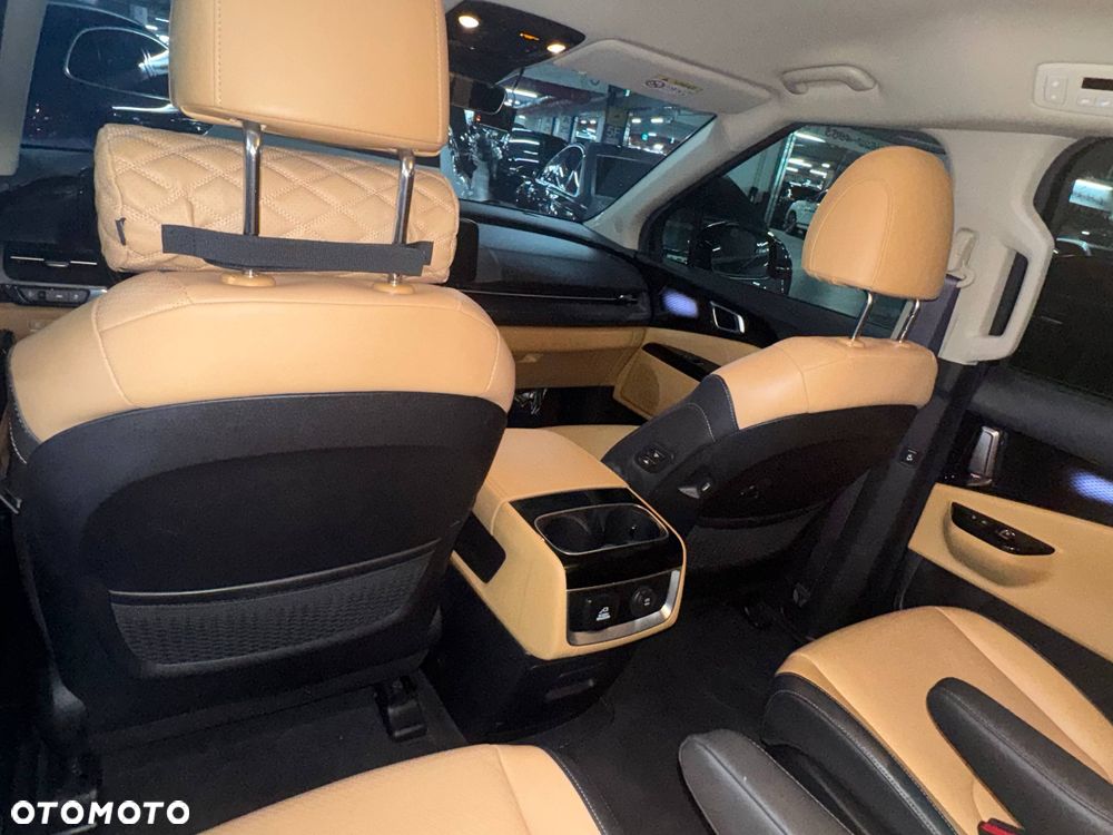 Kia Carnival - 24