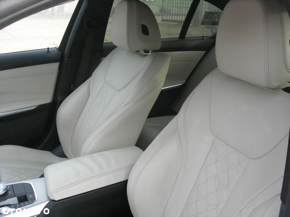 BMW Seria 3 330d xDrive - 13