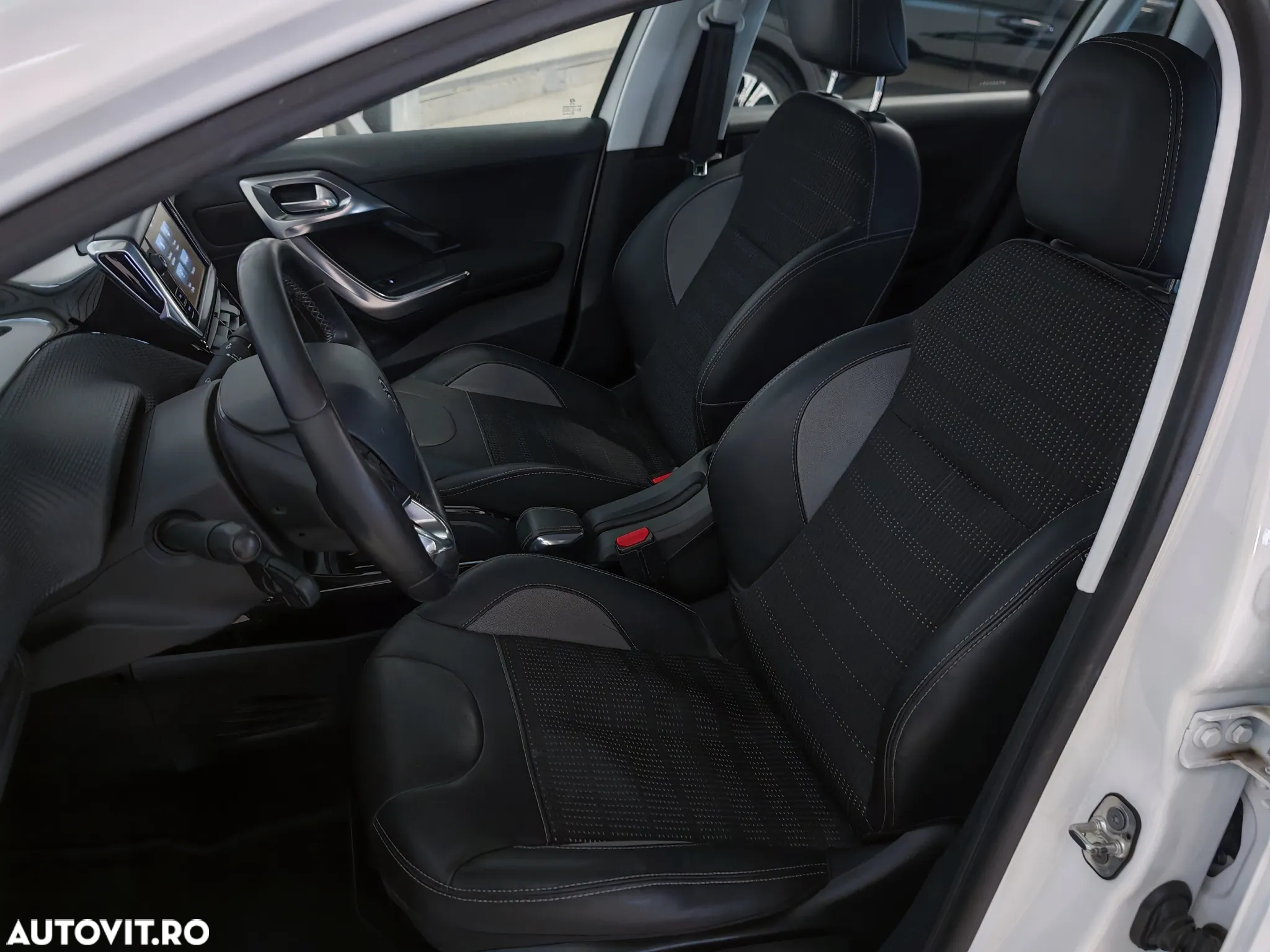 Peugeot 2008 1.2 PureTech Turbo EAT6 S&S Allure - 6