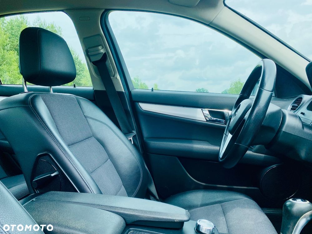 Mercedes-Benz Klasa C 180 CGI BlueEff Avantgarde - 37