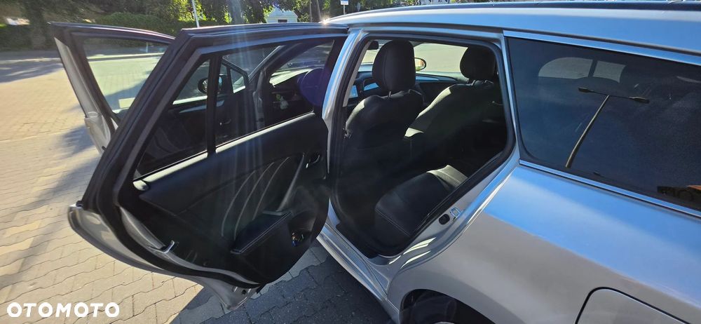 Toyota Avensis 1.8 Premium MS - 24