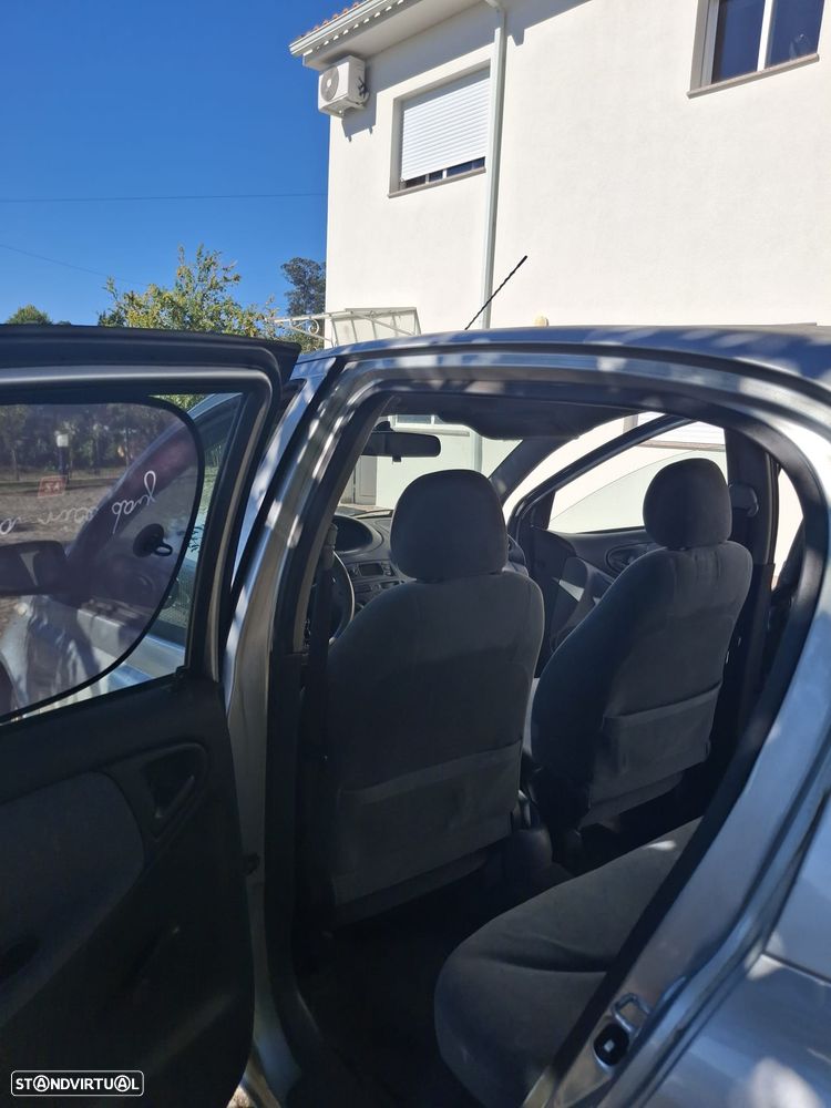 Toyota Yaris 1.0 Base - 6