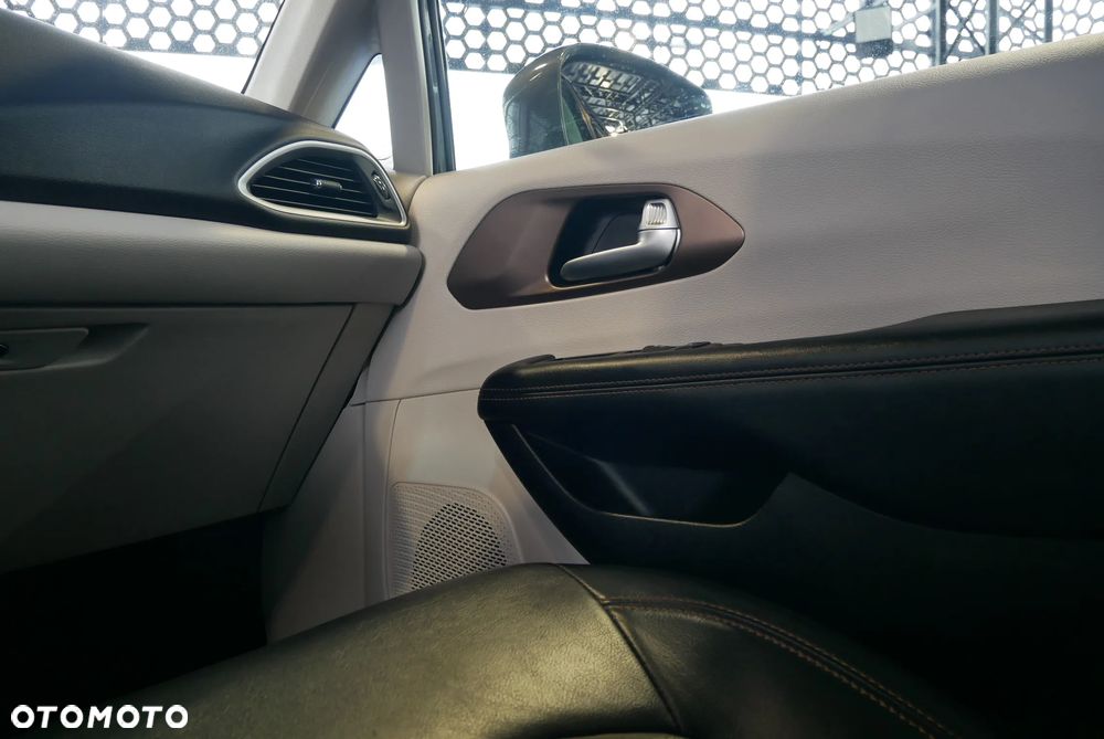 Chrysler Pacifica - 23