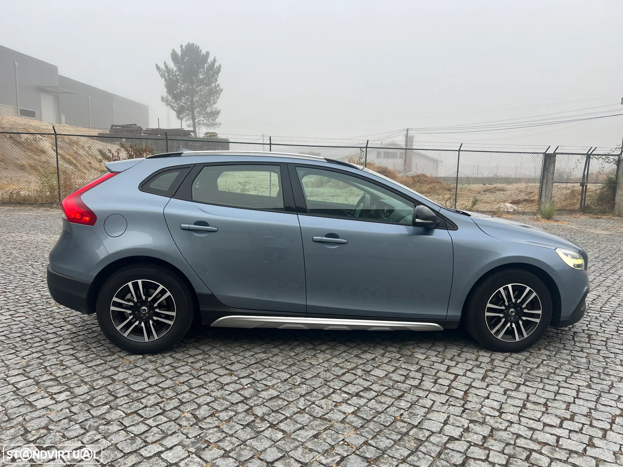 Volvo V40 Cross Country 2.0 D2 Plus - 1