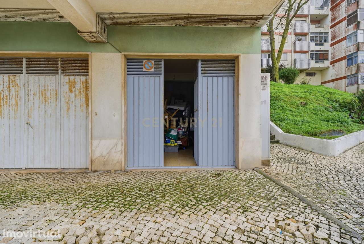 Venda de garagem, para duas viaturas com saída direta para a rua - Grande imagem: 2/11
