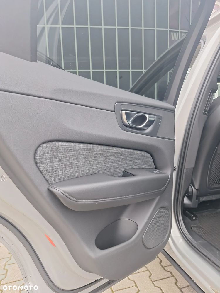 Volvo XC 60 B4 D Momentum Pro - 39