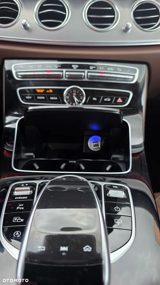 Mercedes-Benz Klasa E 220 d 4-Matic 9G-TRONIC - 26