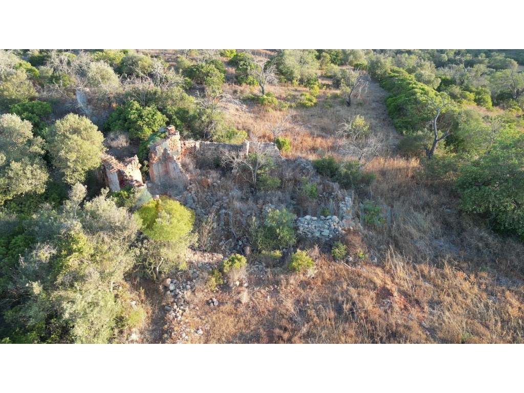 Terreno com ruina para venda na zona do Cotovio, Ferreiras, Albufeira - Grande imagem: 2/14