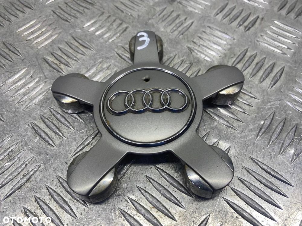 DEKIELEK KOŁPAK EMBLEMAT FELGI AUDI A4 A5 A6 A8 Q5 8R0601165 - 1