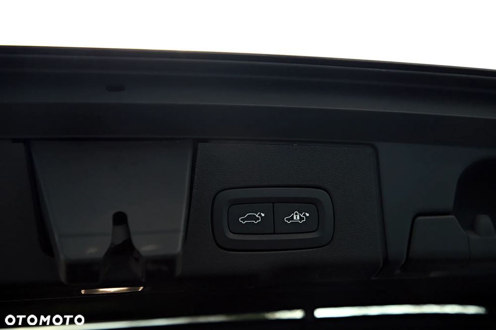 Volvo XC 60 B5 B AWD Plus Dark - 20