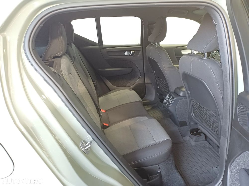 Volvo XC 40 B4 AT8 Mild Hybrid Momentum - 26