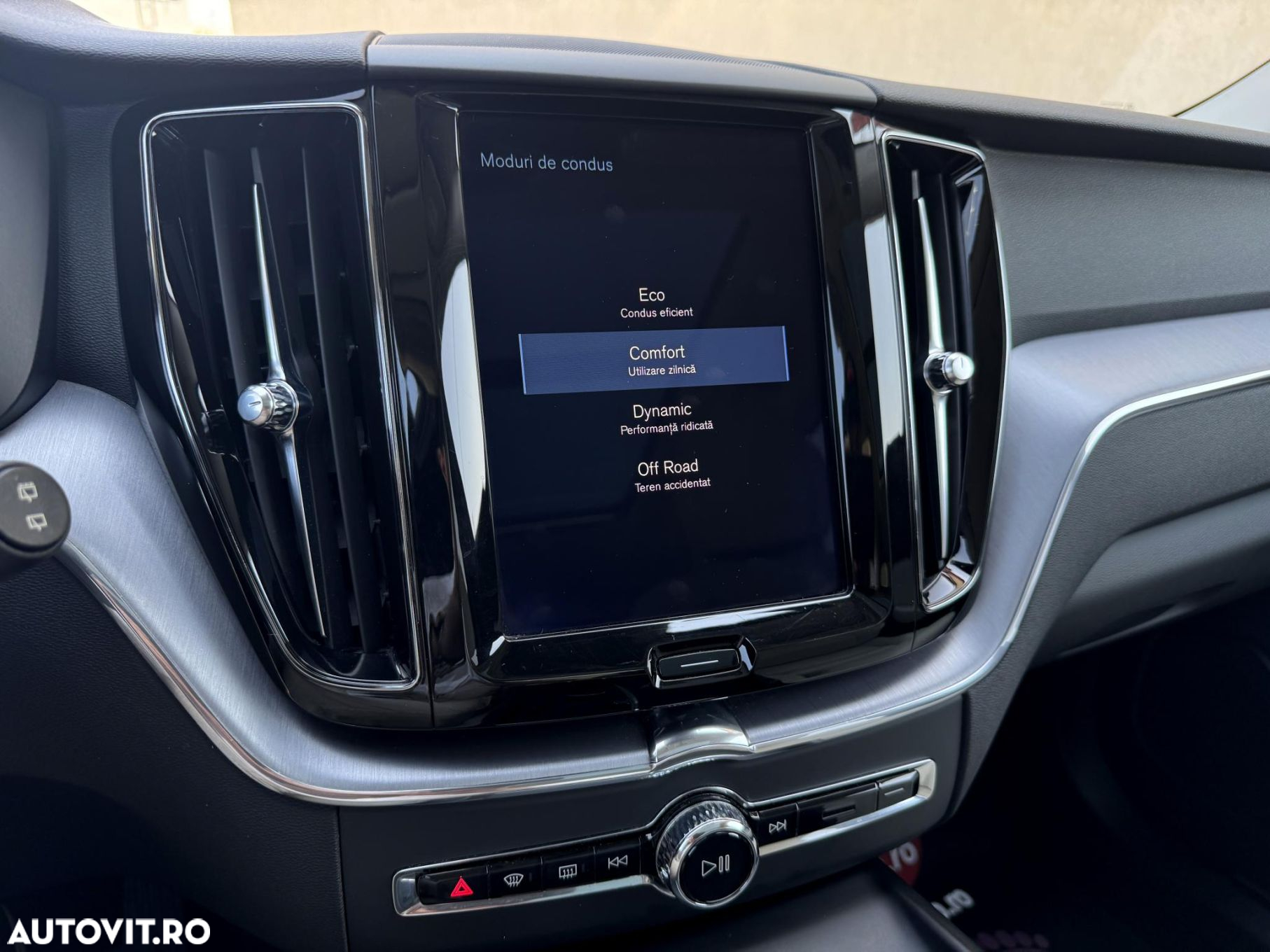 Volvo XC 60 D4 Momentum Pro - 12