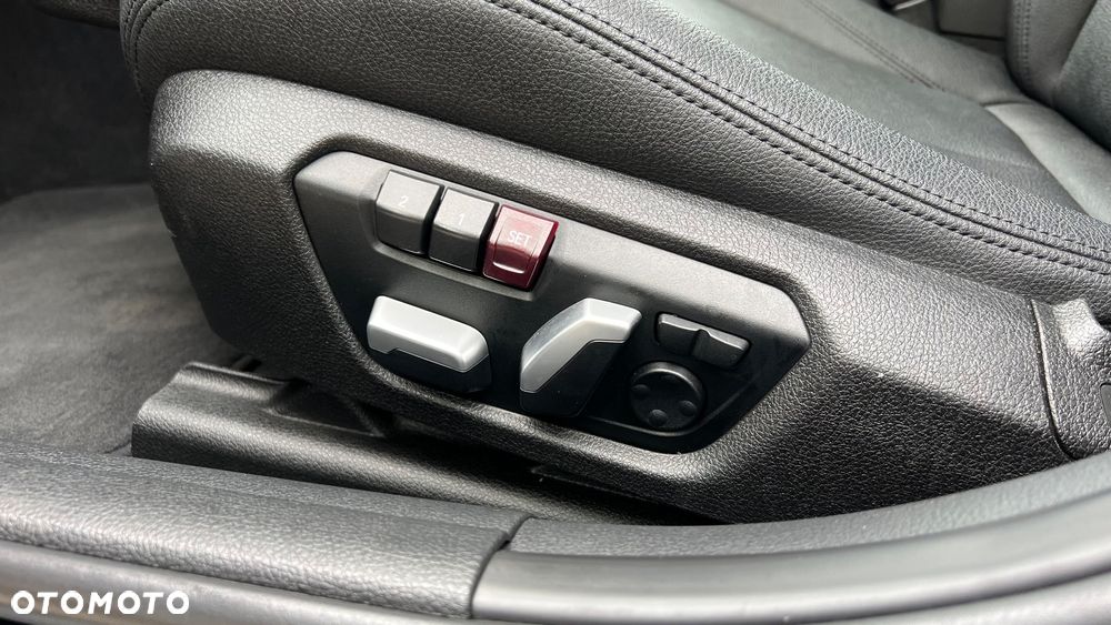 BMW Seria 3 330i Sport Line - 23