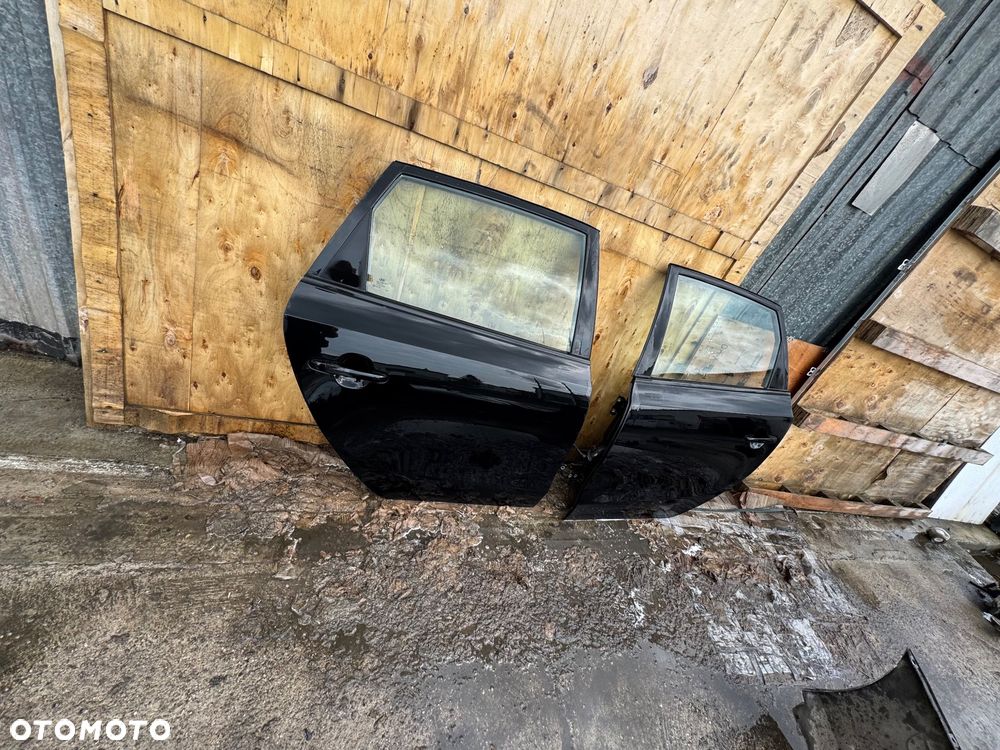 Hyundai i30 kombi kolor 9F czarny czarne   Drzwi tylne tył prawe lewe -500zl szt  Progi lift -150 sztuka   Lampy tył tylnie prawa lewa 150szt   Belka tył tylnia kombi 150sztuka   Zderzak tył tylni lift 450   Klapa bagażnika klapa tył 800zl   Podszybie 100zl   Posiadam wiele części do tego modelu  Szybka wysyłka - 5