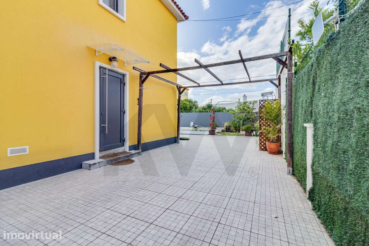 Moradia T4 com Piscina e Espaço Exterior no Centro de Benfica - Grande imagem: 2/31