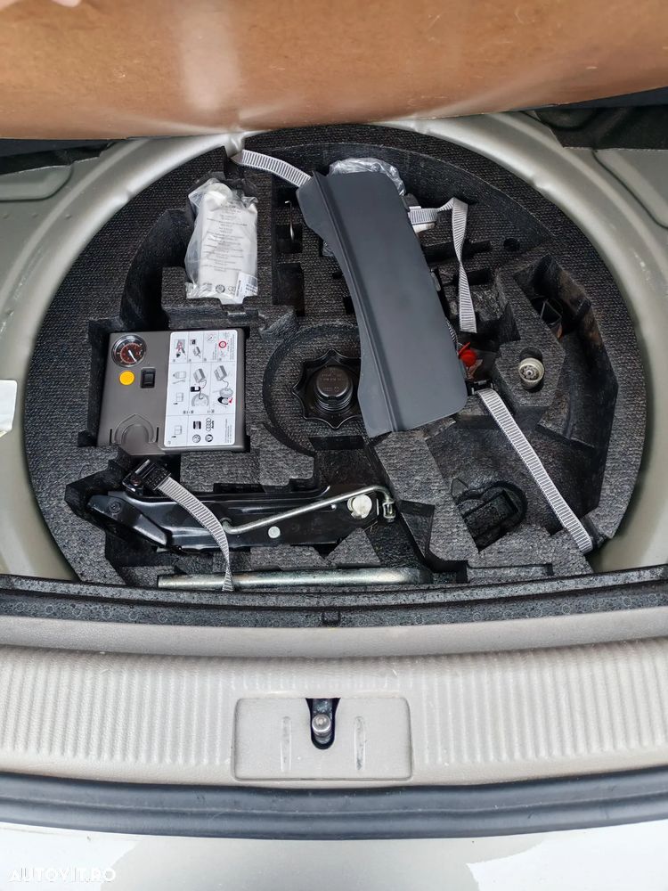 Volkswagen Golf Plus 2.0 TDI DSG Comfortline - 28