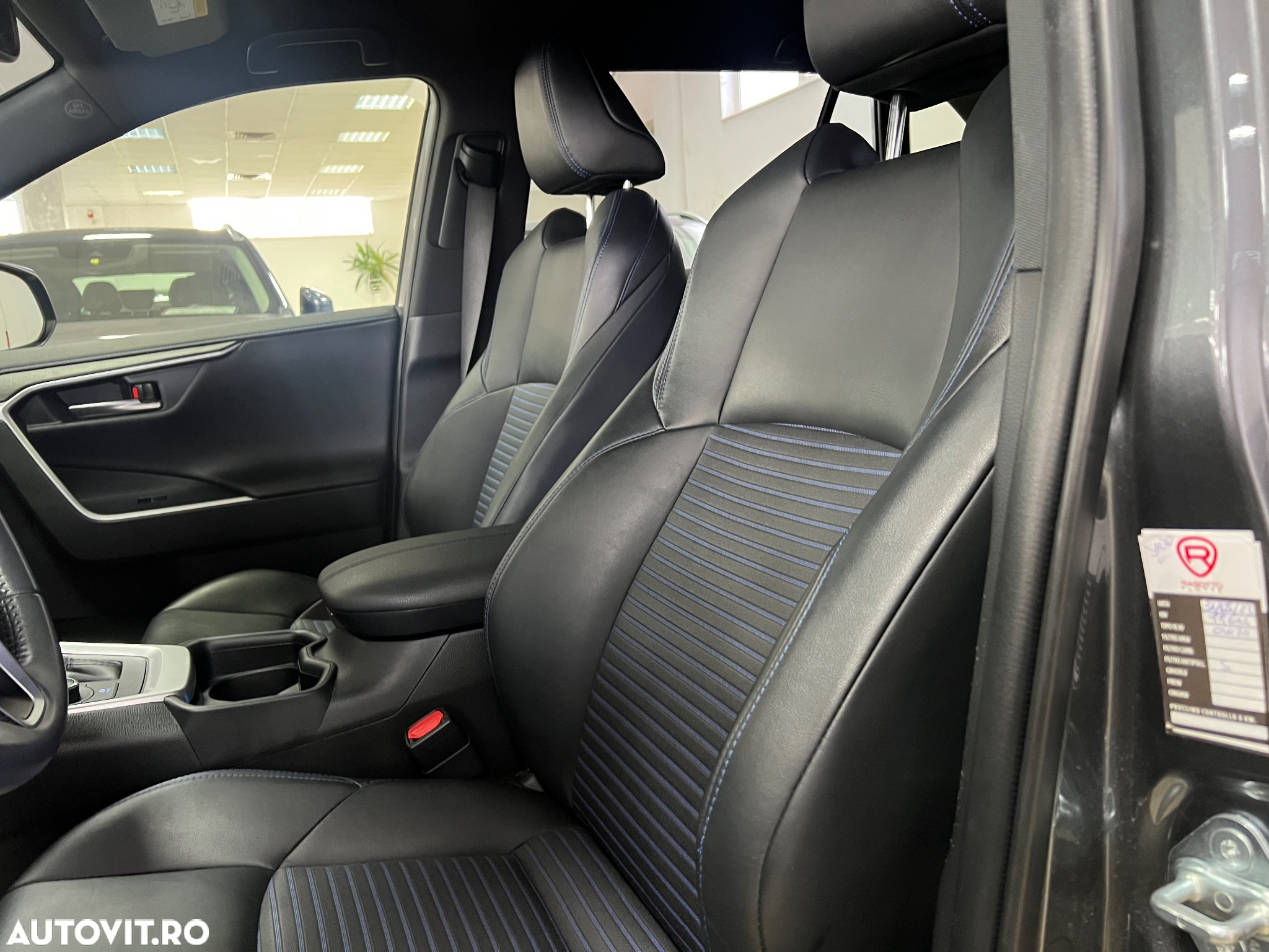 Toyota RAV4 2.5 4x4 Hybrid Lounge - 24