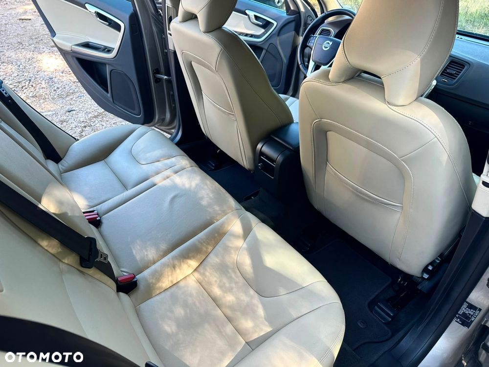 Volvo V60 D4 Momentum - 28