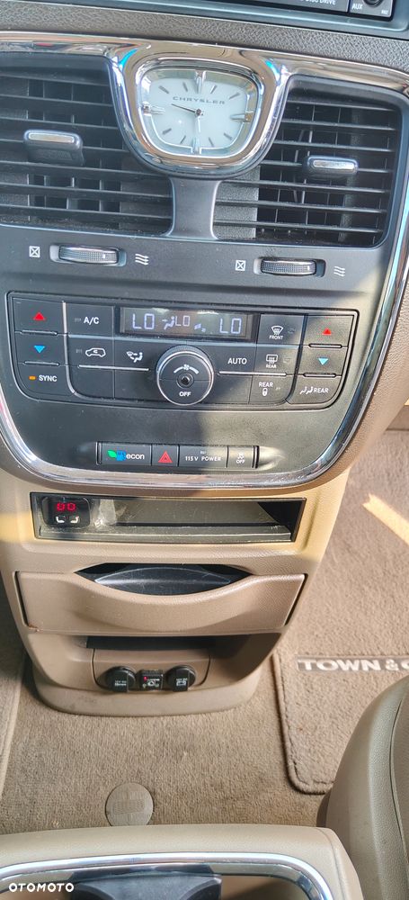 Chrysler Town & Country - 19