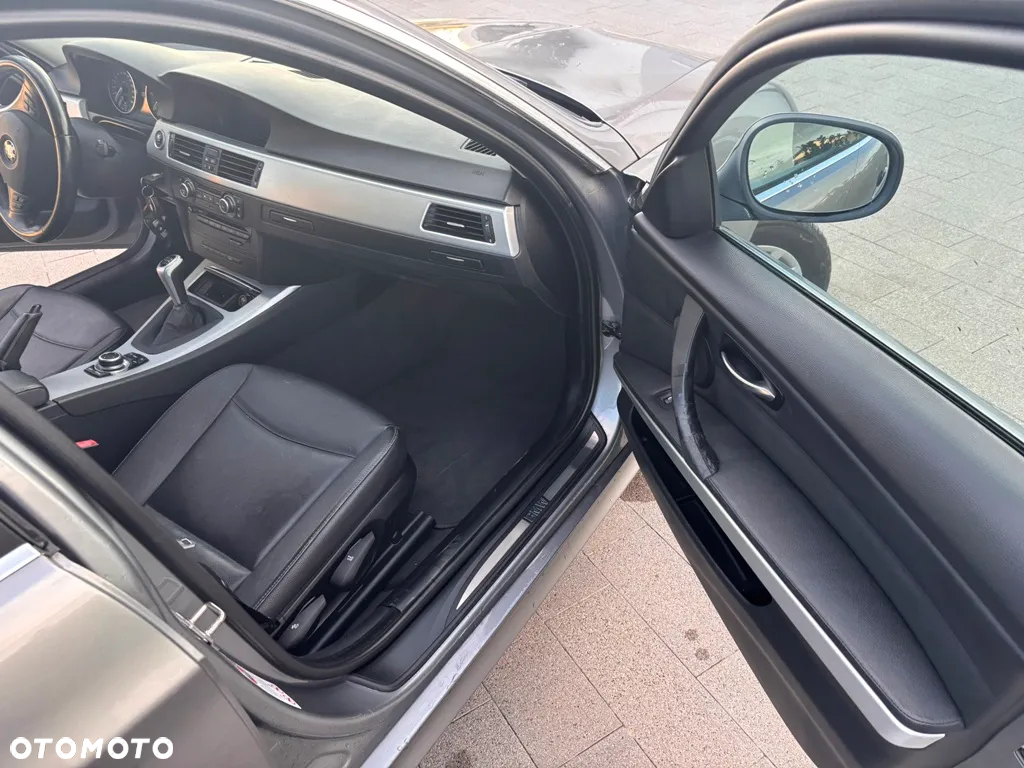 BMW Seria 3 320d DPF Touring Blue Performance Edition Fleet - 14