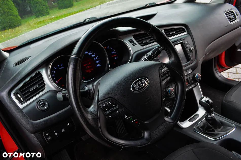 Kia Ceed 1.6 CRDi 128 Fifa World Cup Edition - 25