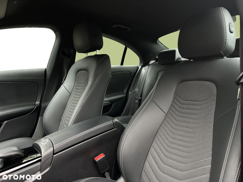 Mercedes-Benz CLA 180 7G-DCT - 11