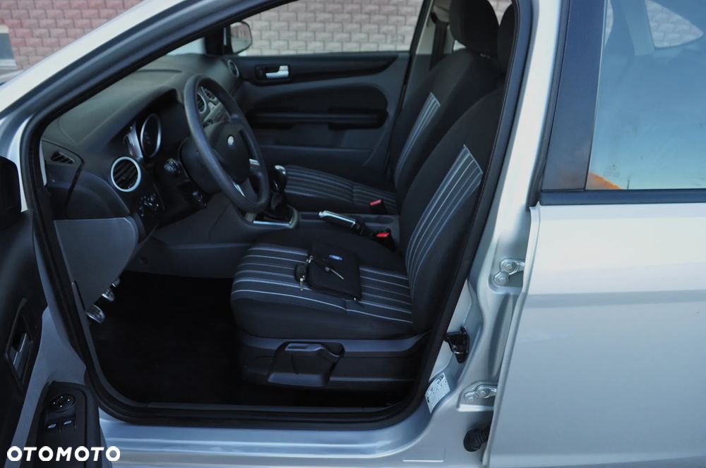 Ford Focus 1.6 Trend + - 19