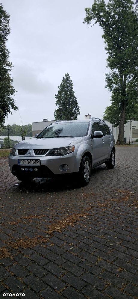 Mitsubishi Outlander - 2
