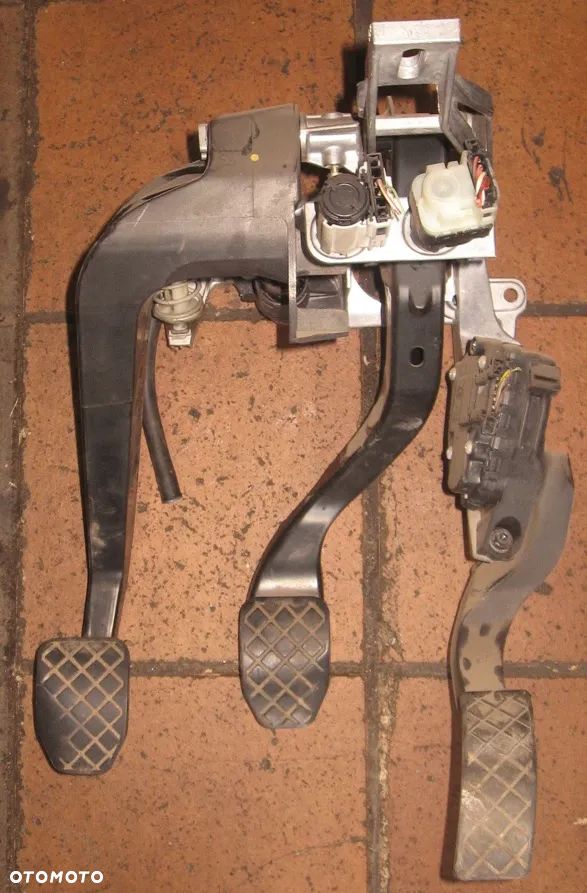 pedał sprzęgła AUDI A4 B6 B7 8E1721117A - 1