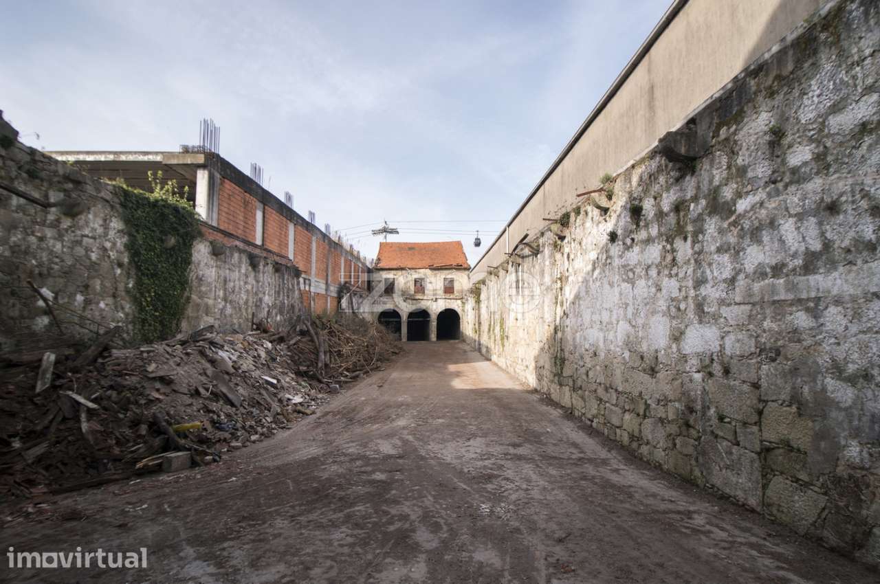 Prédio/ Armazém para reabilitação, localizado na Ribeira de Gaia