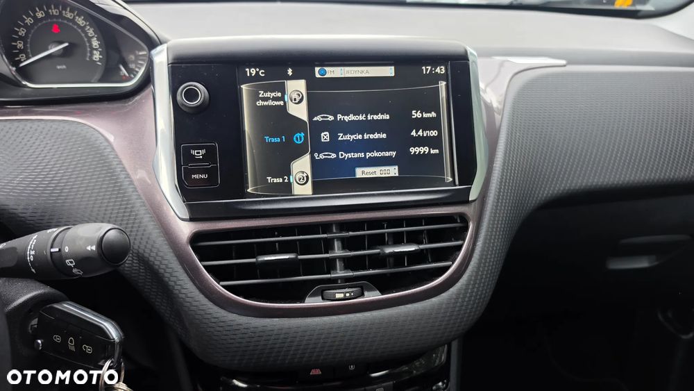 Peugeot 2008 1.6 e-HDi Style S&S - 22