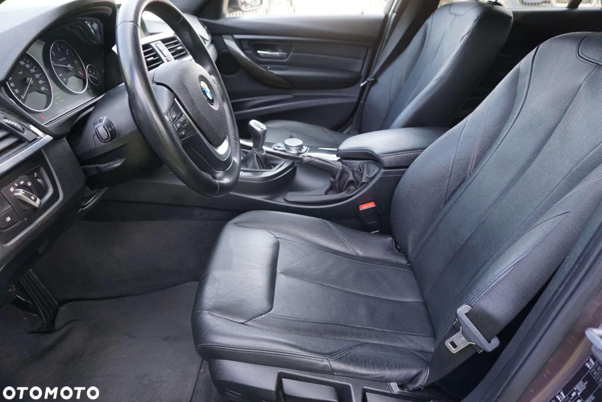 BMW Seria 3 318d Touring Luxury Line - 13
