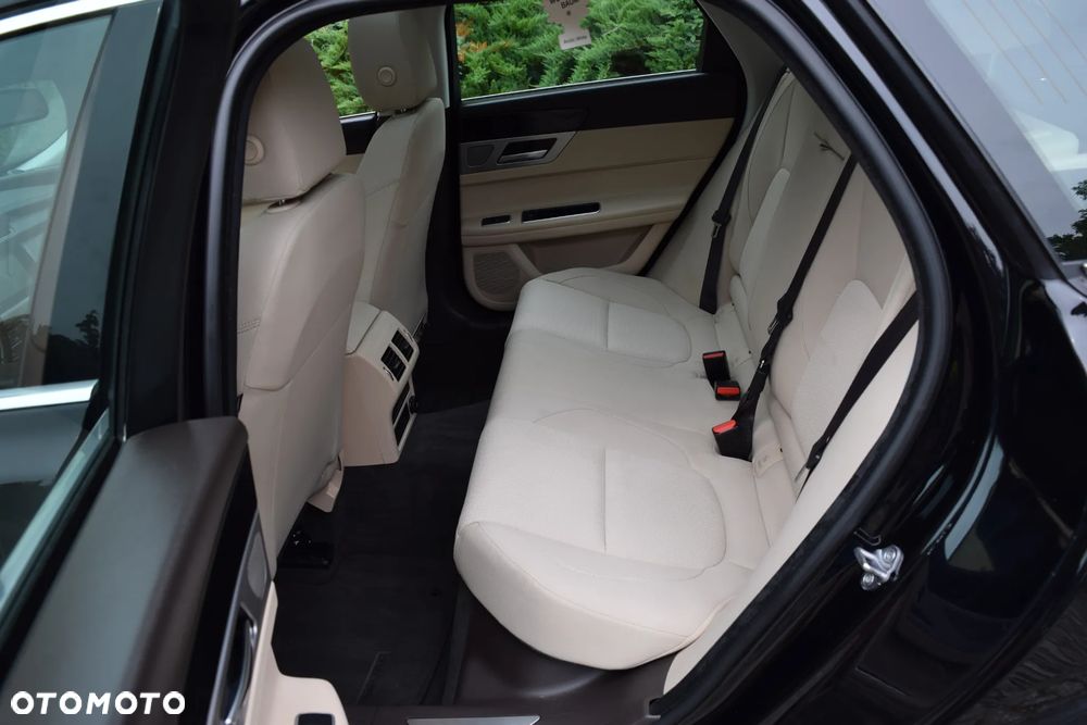 Jaguar XF 20d Prestige - 14