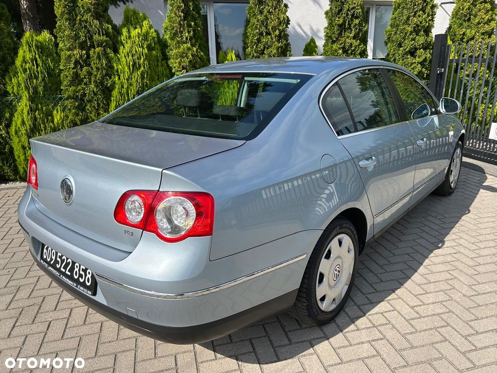 Volkswagen Passat 1.6 FSI Comfortline - 8