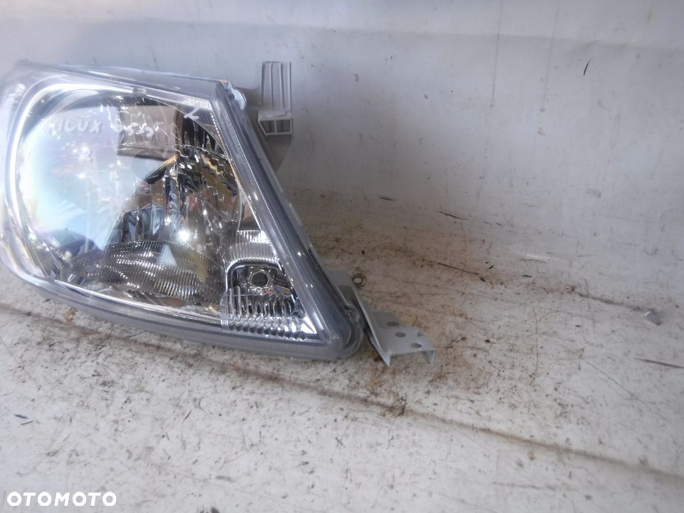toyota hilux 05r- lampa przód prawa przednia nowa z uszkodz - 5