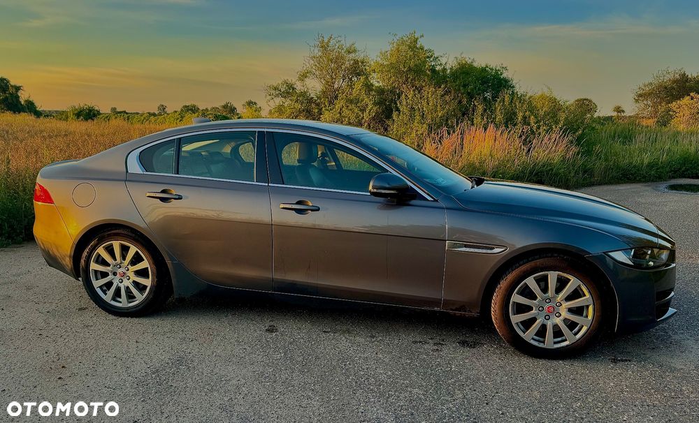 Jaguar XE 2.0 D Prestige - 7