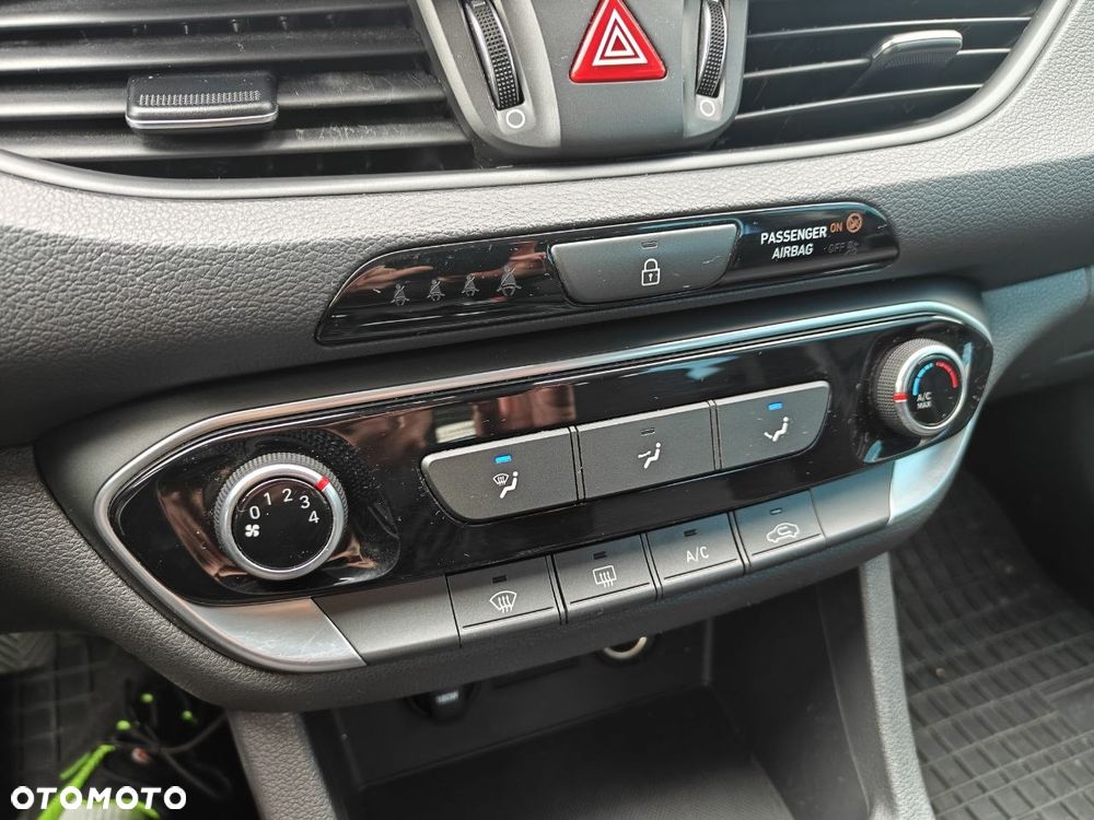 Hyundai i30 1.6 D Classic + - 16