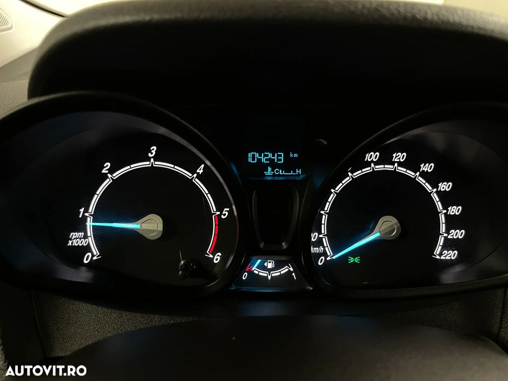 Ford Transit Courier - 16