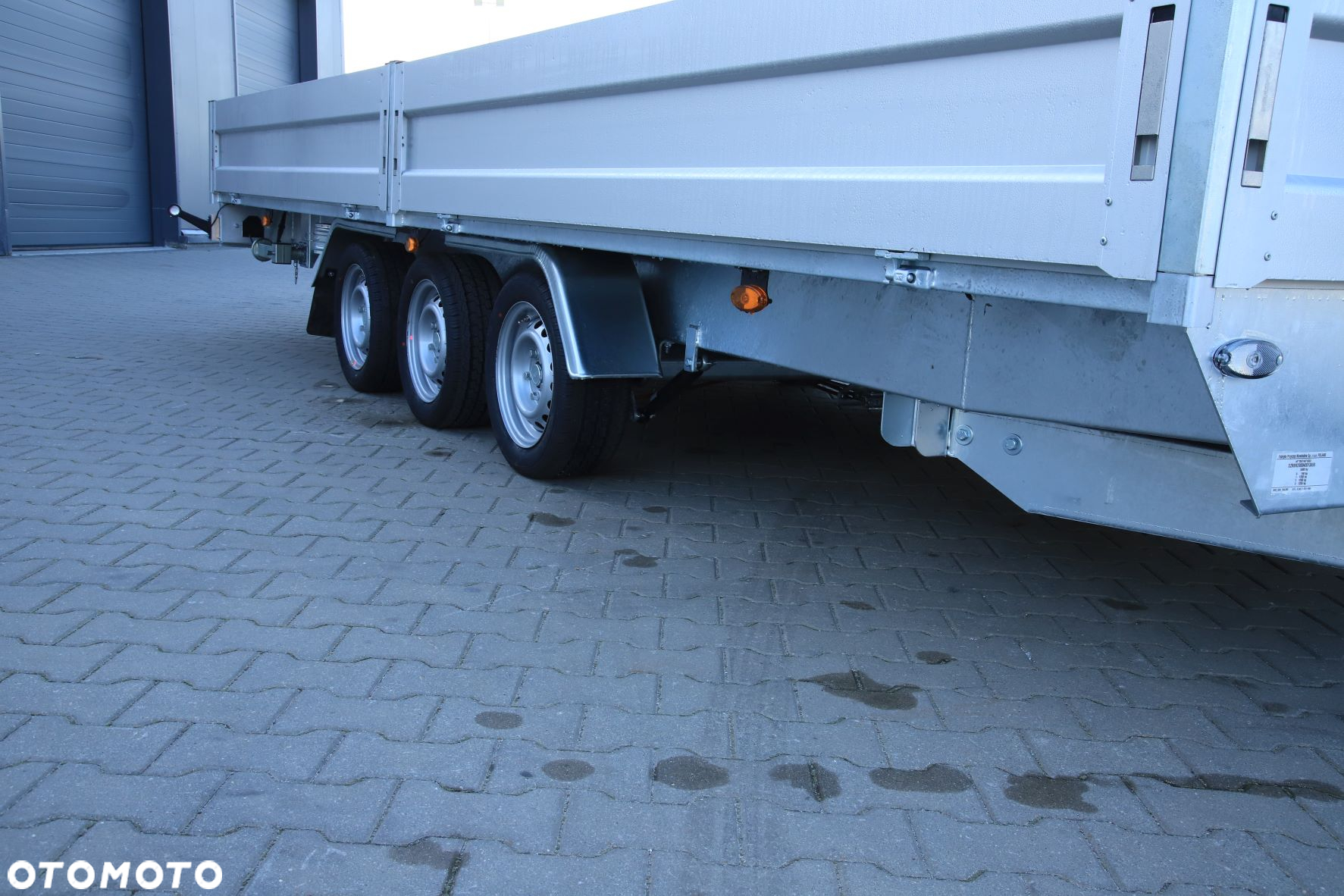 Niewiadów Boss 5.5 x 2.1 burty aluminiowe 3 osie po 1350kg koła 195R13C - 14
