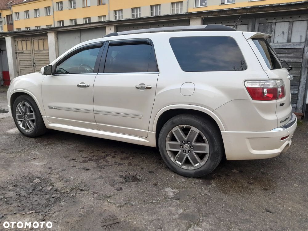 GMC Acadia - 10