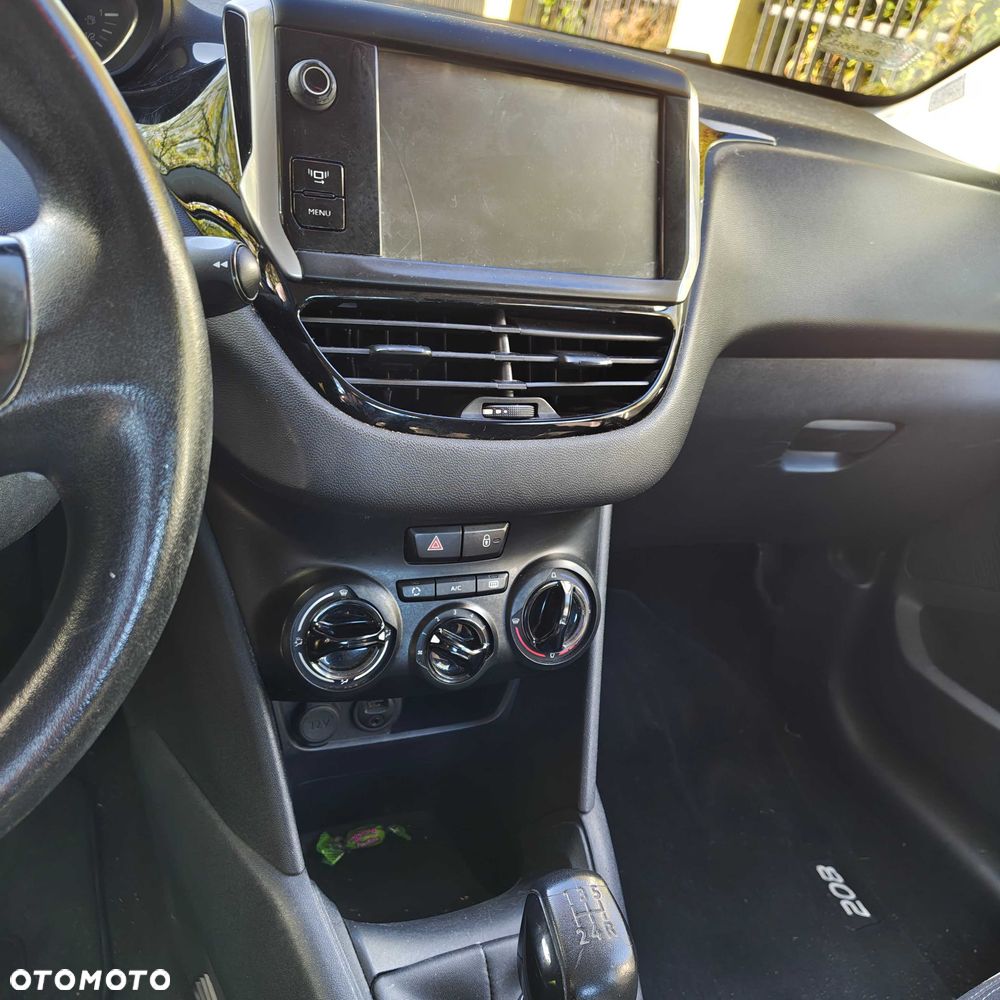 Peugeot 208 - 8