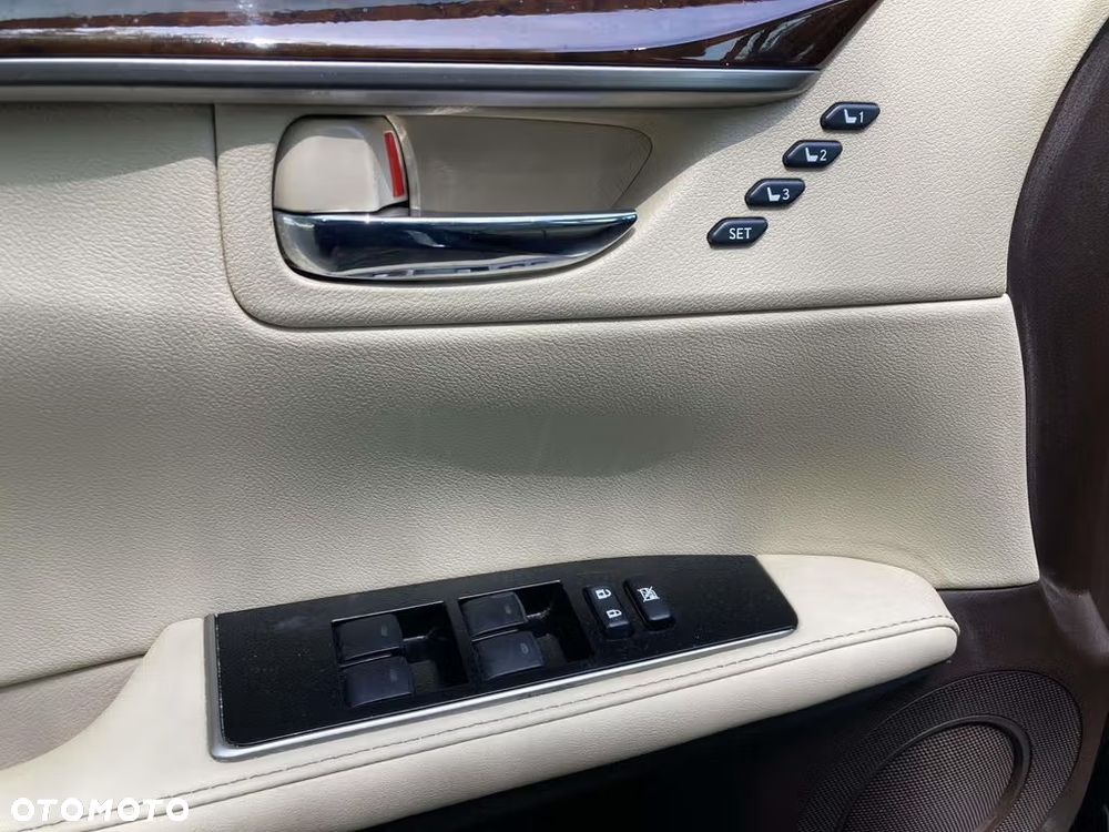 Lexus ES - 11