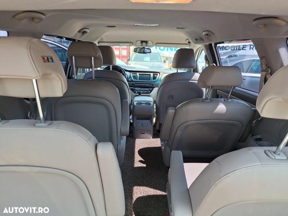 Kia Carnival - 32