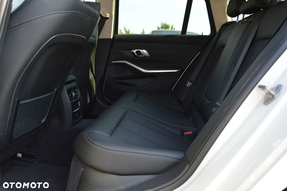 BMW Seria 3 318d MHEV M Sport - 14