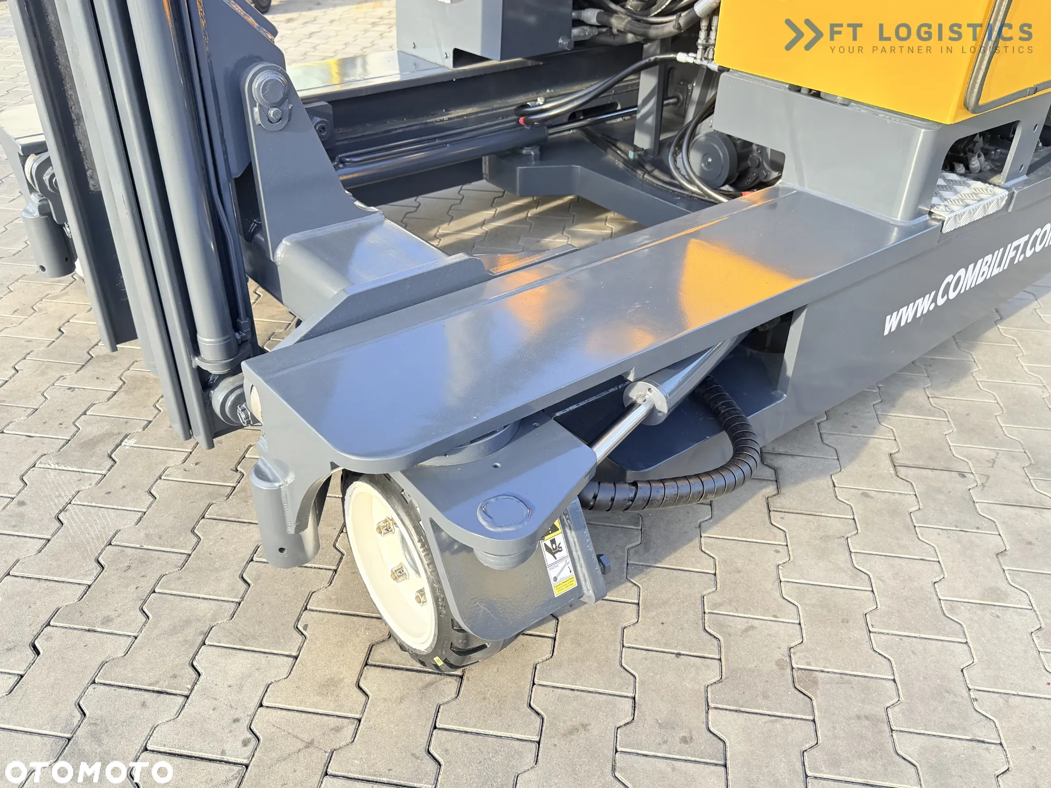 Combilift WÓZEK CZTEROKIERUNKOWY - WIELOKIERUNKOWY C3000 / GAZ/ DUPLEX 4500MM /JEDYNE 3096 MOTOGODZIN /  PRZESUW WIDEŁ / PEŁNA KABINA / STAN IDEALNY / Szeroka oferta wózków czterokierunkowych i bocznych, dopasowanych do różnorodnych potrzeb i zastosowań - 22