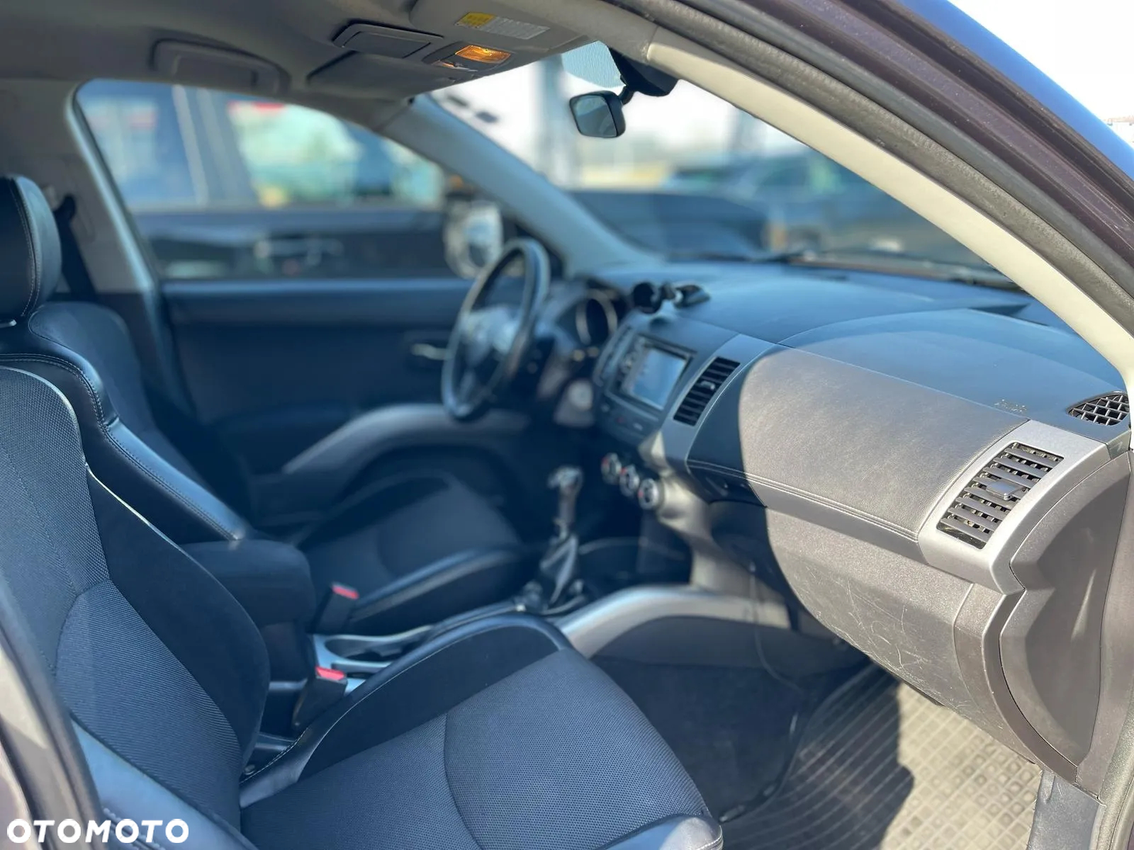 Mitsubishi Outlander 2.0 Intense + NAVI 2WD EU5 - 28